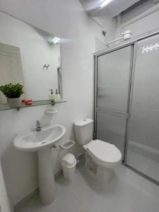 een badkamer met een toilet, een wastafel en een douche bij Apartamento Completo 601 in Medellín