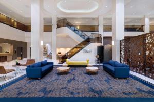 Χώρος καθιστικού στο Embassy Suites by Hilton Santa Clara Silicon Valley
