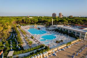 z góry widok na ośrodek z 2 basenami i parasolami w obiekcie Riviera Resort Hotel w Lignano Sabbiadoro