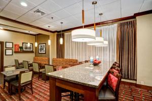 a dining room with a table and chairs at Hampton Inn Baltimore/Glen Burnie in Glen Burnie