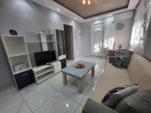 sala de estar con sofá y mesa en Panorama Apartments en Prinos