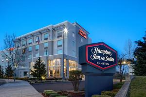 a hotel sign in front of a building at Hampton Inn & Suites Seattle/Federal Way in Federal Way