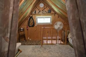 Zimmer mit einer Decke, einem Fenster und einem Ventilator in der Unterkunft Ostoja dom letniskowy 