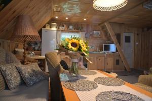 ein Wohnzimmer mit einem Tisch und einer Blumenvase darauf in der Unterkunft Ostoja dom letniskowy 