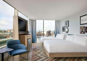 una camera d'albergo con letto e TV di Hampton By Hilton Dublin City Centre a Dublino