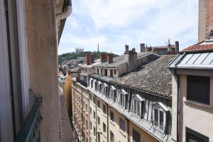 - une vue sur la ville depuis la fenêtre d'un bâtiment dans l'établissement Nid de l'Opéra, à Lyon