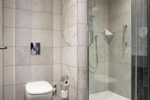 Um banheiro em Hilton Dublin Kilmainham