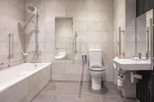 Um banheiro em Hilton Dublin Kilmainham