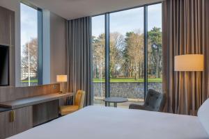 Cama ou camas em um quarto em Hilton Dublin Kilmainham