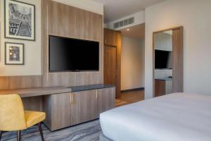 Uma TV ou centro de entretenimento em Hilton Dublin Kilmainham