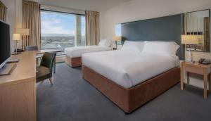 Cama ou camas em um quarto em Hilton Dublin Kilmainham