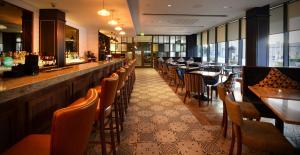 Um restaurante ou outro lugar para comer em Hilton Dublin Kilmainham