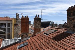 - une vue sur le toit d'un bâtiment doté de cheminées en briques dans l'établissement Nid de l'Opéra, à Lyon