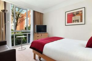 Habitación de hotel con cama y TV en Hilton Leicester Hotel, en Leicester