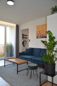 sala de estar con sofá azul y mesa en Apartment Hemsen, en Prešov