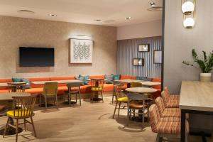 Hampton By Hilton Torquay的休息区