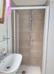 une salle de bain avec douche et lavabo dans l'établissement Camera mezzo montagna, à San Bartolomeo 28 autres photos