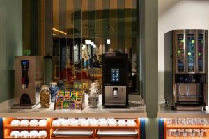Hampton By Hilton Torquay的咖啡和沏茶工具
