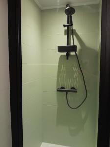 eine Dusche mit Duschkopf im Bad in der Unterkunft Felix De Haan in De Haan