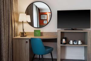 Hampton By Hilton Torquay的电视和/或娱乐中心