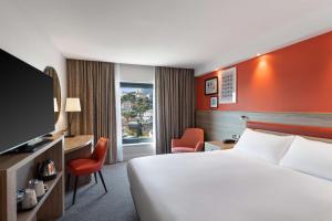 Hampton By Hilton Torquay客房内的一张或多张床位