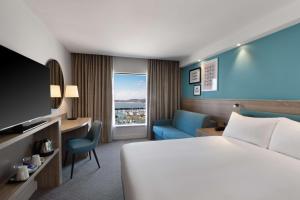 Hampton By Hilton Torquay客房内的一张或多张床位