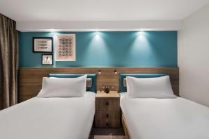 Hampton By Hilton Torquay客房内的一张或多张床位