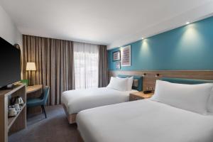 Hampton By Hilton Torquay客房内的一张或多张床位