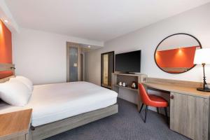 Hampton By Hilton Torquay客房内的一张或多张床位