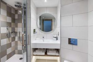 Hampton By Hilton Torquay的一间浴室