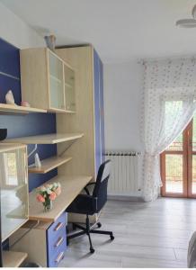 un bureau avec un bureau, une chaise et une fenêtre dans l'établissement Camera mezzo montagna, à San Bartolomeo