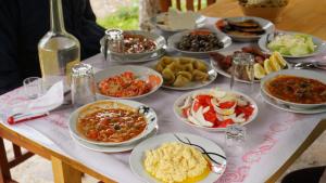 een tafel met veel borden eten erop bij The Blue Eye in Vusanje