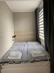 1 dormitorio con 1 cama con 2 almohadas en Studio Prosek, en Praga