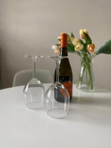 uma garrafa de vinho e dois copos numa mesa em Studio Prosek em Praga