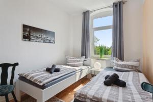 um quarto com 2 camas e uma janela em Schönes Ferien-Appartement für bis zu 6 Personen em Halberstadt