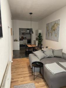 uma sala de estar com um sofá e uma mesa em Schöne Wohnung mitten in Linz em Linz am Rhein