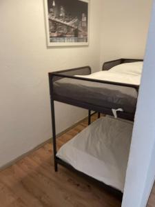 a room with two bunk beds in a room at Schöne Wohnung mitten in Linz in Linz am Rhein