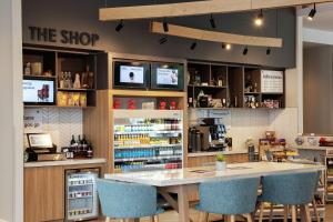 a shop with a table and chairs in a store at Hilton Garden Inn Abingdon Oxford in Abingdon