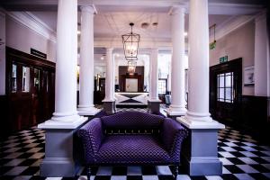 DoubleTree by Hilton Cheltenham-Cotswolds的休息区