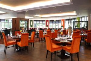 DoubleTree by Hilton Cheltenham-Cotswolds餐厅或其他用餐的地方