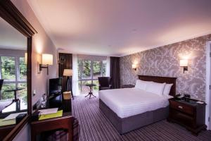 DoubleTree by Hilton Cheltenham-Cotswolds客房内的一张或多张床位