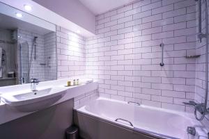 DoubleTree by Hilton Cheltenham-Cotswolds的一间浴室