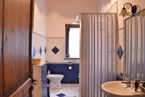 ランダッツォにあるB&B Trinacriaのバスルーム(トイレ、洗面台付)