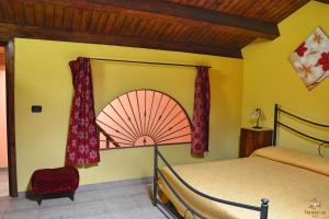 ランダッツォにあるB&B Trinacriaのベッドルーム1室(ベッド1台、大きな窓付)