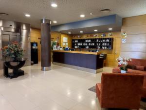 un hall avec un bar dans un hôtel dans l'établissement Hotel Reston Valdemoro, à Valdemoro