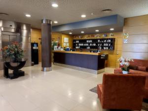 瓦尔德莫罗瑞斯通瓦尔德莫若酒店的酒店大堂,酒吧位于酒店