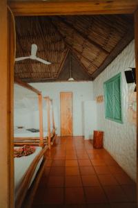 Cette chambre dispose de deux lits et d'un plafond en bois. dans l'établissement Praba Hostel, à Palomino