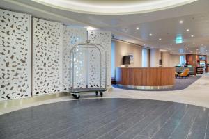 a lobby with a waiting area and a reception desk at Hilton Garden Inn London Heathrow Terminal 2 and 3 in Hillingdon