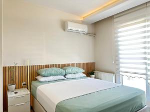 1 dormitorio con 1 cama grande con almohadas azules en Şehrin kalbinde benzersiz ev, en Mersin