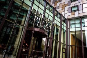 een gebouw met een bord dat plaza london leest bij Lincoln Plaza Hotel London, Curio Collection By Hilton in Londen